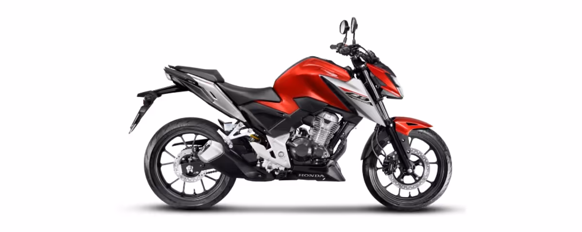 CB 300F Twister vermelha vista lateral em fundo neutro