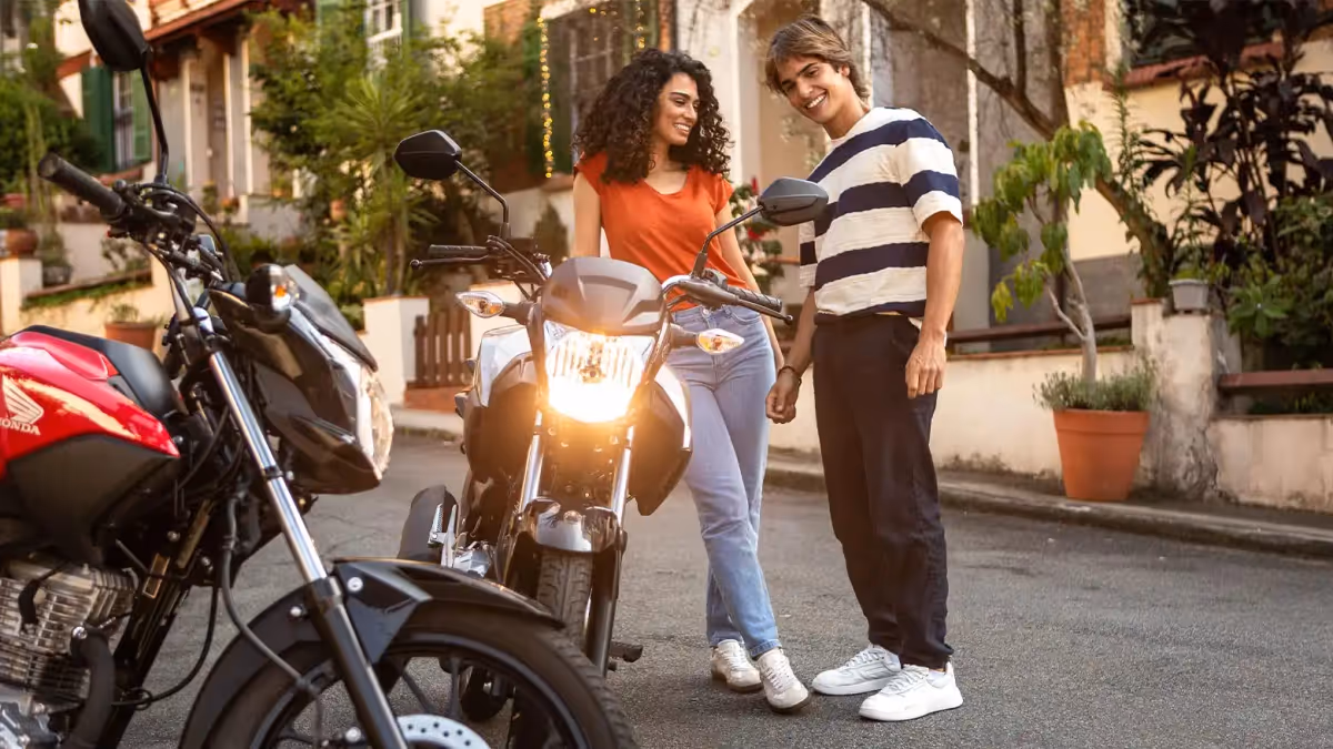 Casal apoiando na nova CG 160 Start