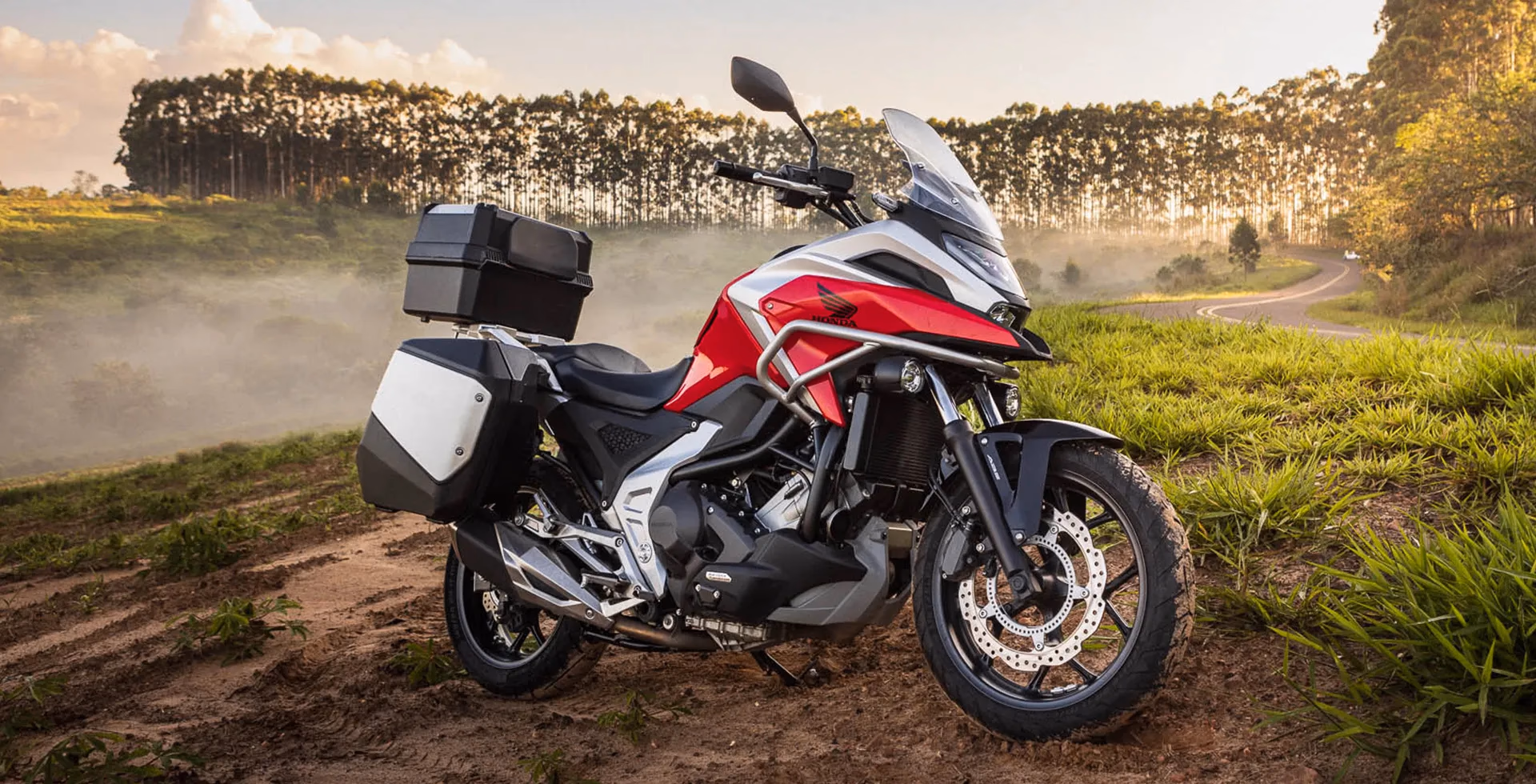 NC 750X vermelha Grand Prix Red em paisagem com vegetação - 2 de 9