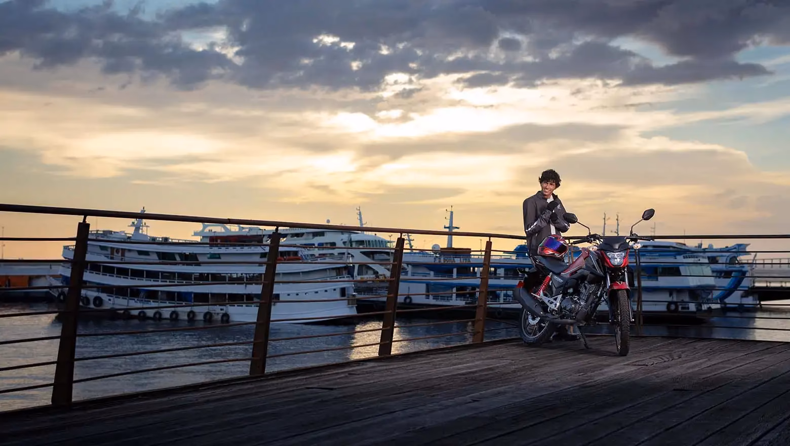 Moto Honda Nova Cg Comemorativa Vermelha Com Modelo Visao Dianteira Direita Barco - 7 de 24