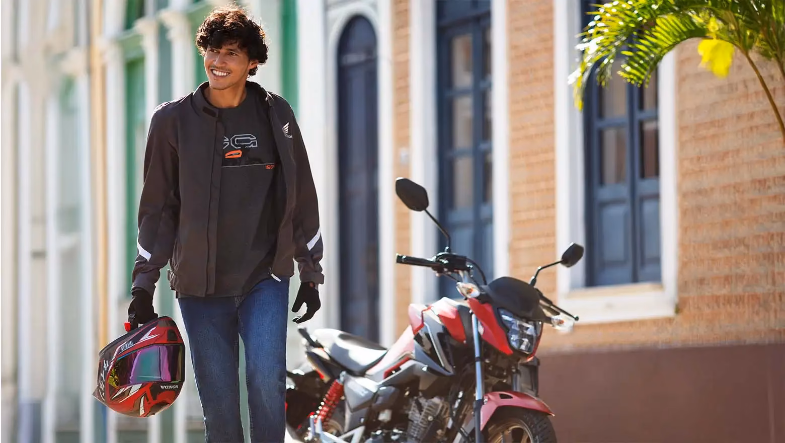 Moto Honda Nova Cg Comemorativa Vermelha Com Modelo Visao Dianteira Direita - 4 de 24