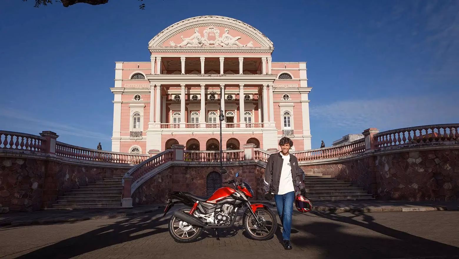 Moto Honda Nova Cg Comemorativa Vermelha Com Modelo Visao Lateral Direita Em Mansao - 3 de 24