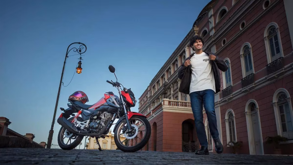 Moto Honda Nova Cg Comemorativa Vermelha Com Modelo Visao Lateral Direita