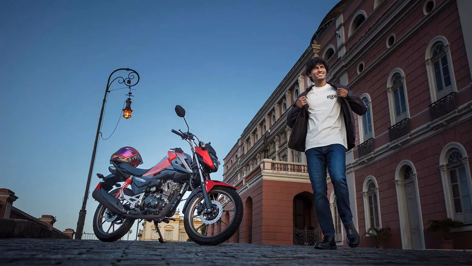Moto Honda Nova Cg Comemorativa Vermelha Com Modelo Visao Lateral Direita - 2 de 24