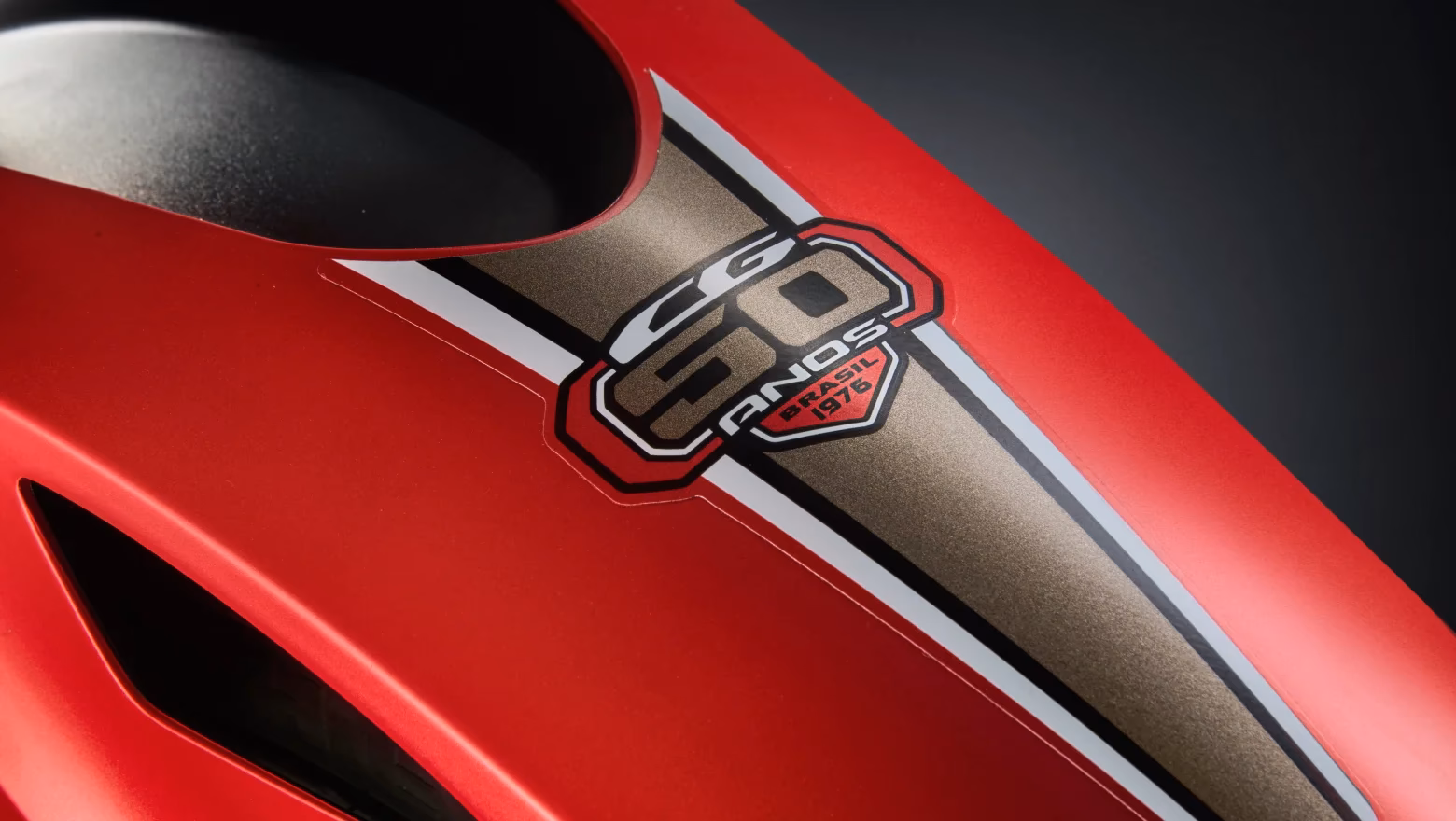 Moto Honda Nova Cg Comemorativa Vermelha Visao Close Adesivo 50 Anos - 15 de 24