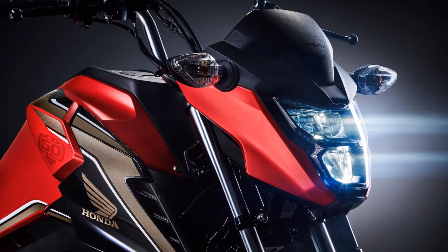 Moto Honda Nova Cg Comemorativa Vermelha Visao Close Lateral Dianteira Superior Direita - 12 de 24