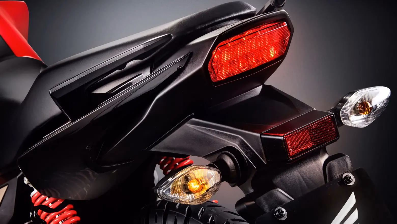 Moto Honda Nova Cg Comemorativa Vermelha Visao Close Lateral Trazeira Superior Esquerda - 13 de 24